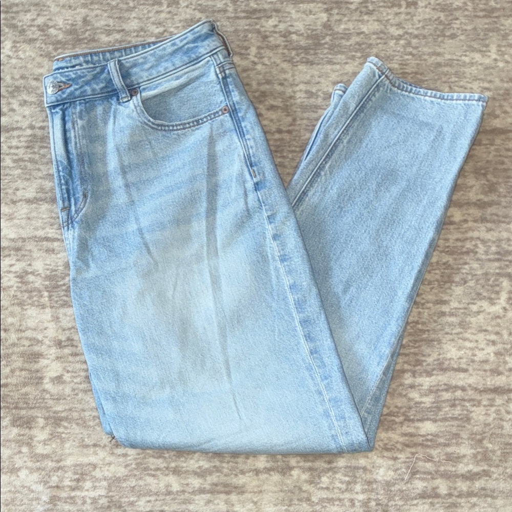 American Eagle Outfitters Light Wash Straight Leg Mom Jeans